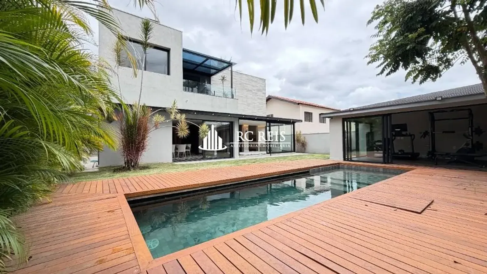 Casa à venda em Alphaville, Barueri: 350 m² com 5 quartos — foto do imóvel